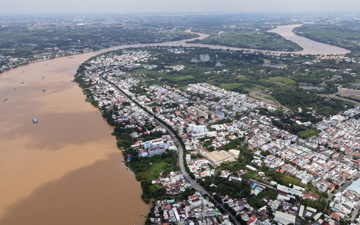 Tài nguyên khoáng sản nổi bật của vùng Đông Nam Bộ là?