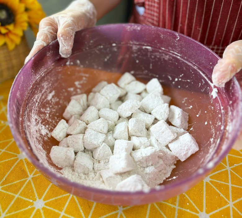 Trời lạnh, làm chè sắn mochi dẻo nóng hổi ngon quên sầu, chị em ăn mấy bát quên cả sợ béo