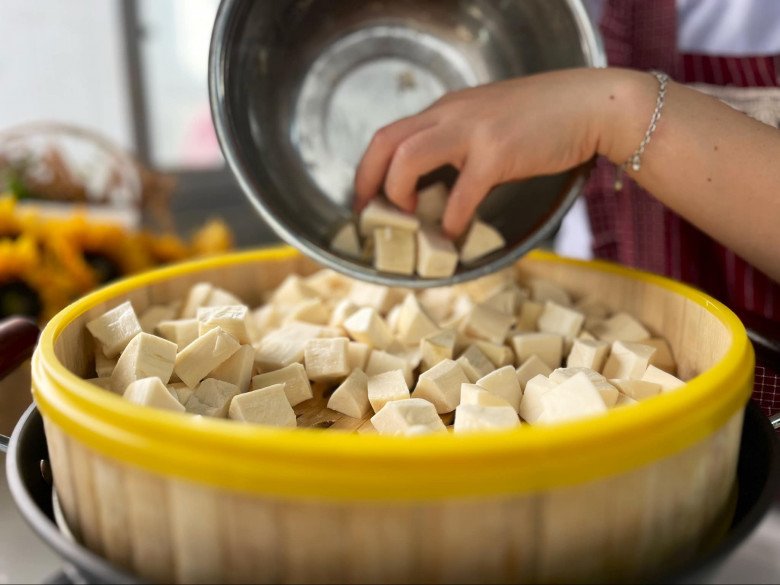 Trời lạnh, làm chè sắn mochi dẻo nóng hổi ngon quên sầu, chị em ăn mấy bát quên cả sợ béo