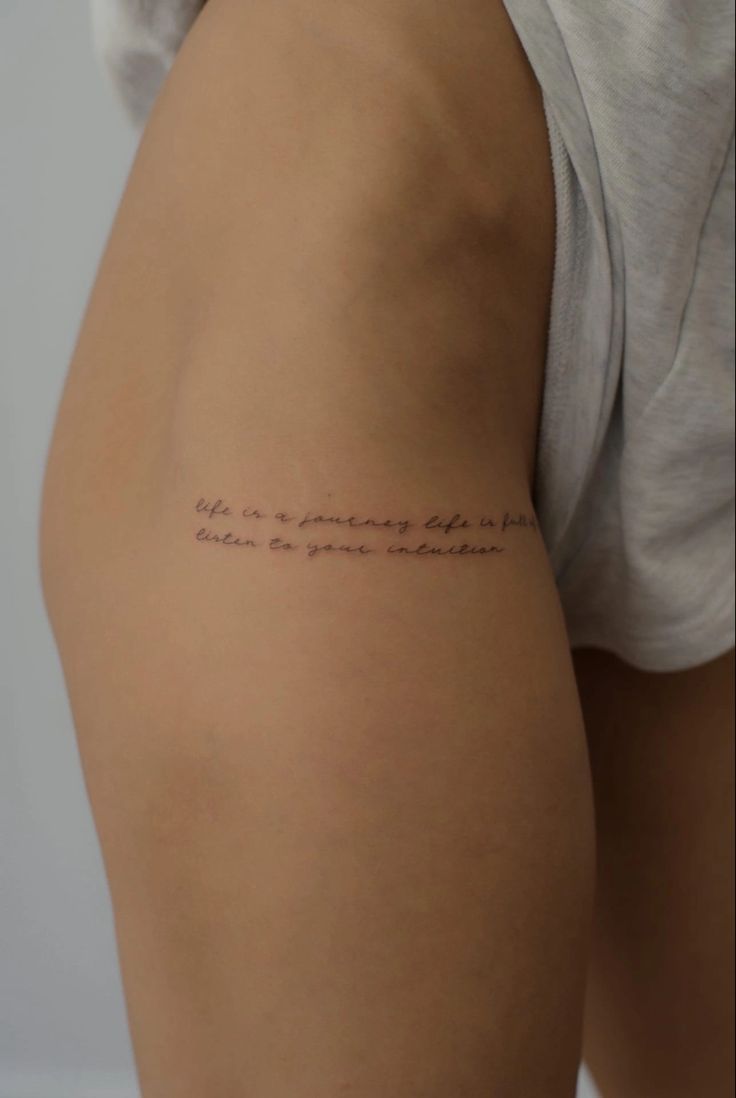 Trọn bộ 444+ hình xăm chữ ở đùi độc đáo, phong cách, ấn tượng - Genztattoo