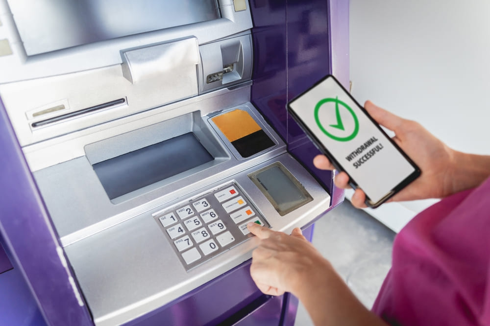 Hướng dẫn cách rút tiền ATM đúng cách, chi tiết, an toàn