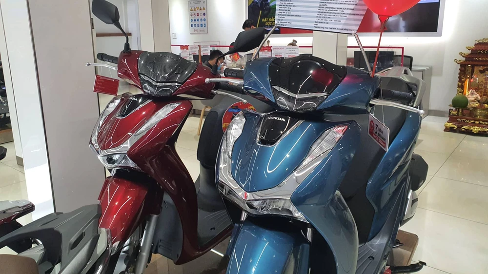 Giá xăng tăng, phải tốn bao nhiêu tiền để đổ đầy bình xe Honda SH 125i/150i?