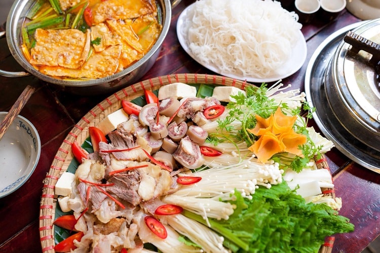 Lẩu đuôi bò ăn với rau gì